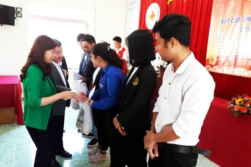 Gần 100 suất quà cho SV nghèo không thể về quê ăn Tết