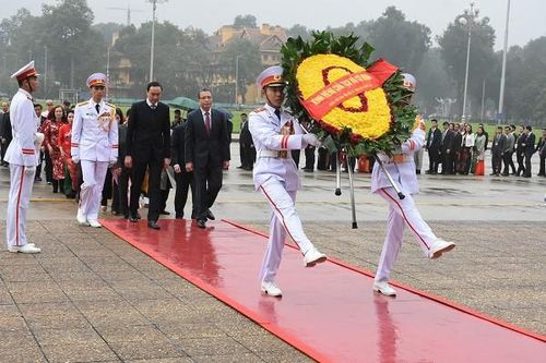 Các kiều bào tiêu biểu vào Lăng viếng Chủ tịch Hồ Chí Minh