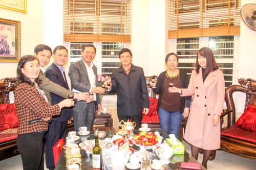 Phó Chánh án Nguyễn Văn Du chúc Tết gia đình các đồng chí nguyên lãnh đạo TANDTC