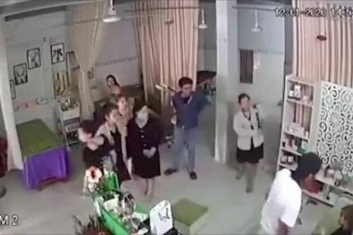 Nhóm người lao vào đánh hội đồng nữ chủ tiệm spa trước mặt trẻ nhỏ