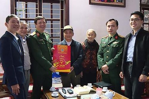 Thiếu tướng Dương Văn Thăng chúc Tết gia đình các đồng chí nguyên lãnh đạo TANDTC
