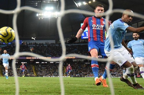 Man City tuột chiến thắng ở phút 90 vì...người nhà