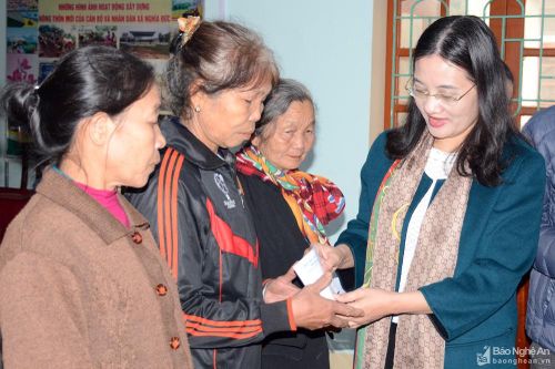 Lãnh đạo tỉnh cùng các đơn vị, doanh nghiệp tặng quà Tết tại các địa phương