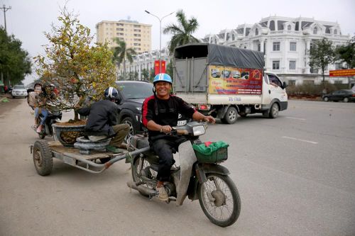 Gặp những 'người vận chuyển' và chuyện mưu sinh ngày cận Tết