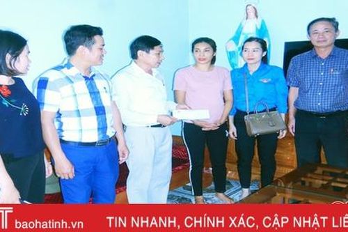 Trao 60 triệu đồng cho các gia đình có ngư dân tai nạn trên biển ở Hà Tĩnh