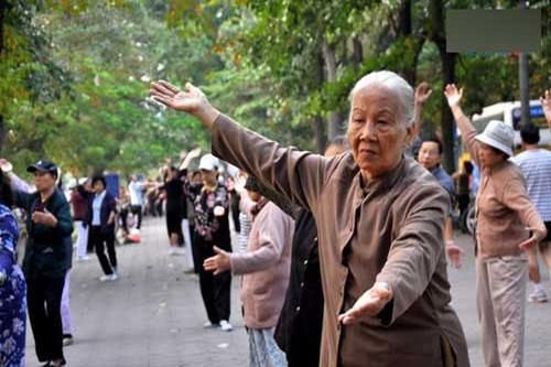 Mẹ chồng đi học nhảy, con dâu lườm 'cháy mặt'