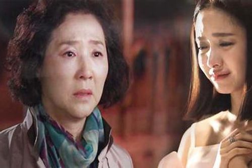 Phát hiện sự thật 'động trời' qua món quà mẹ chồng tặng dưới gối con dâu vào đúng đêm động phòng