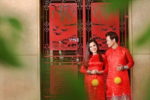 MC Hồng Phúc diện áo dài chụp ảnh xuân cùng bà xã Quỳnh Phượng và hai con