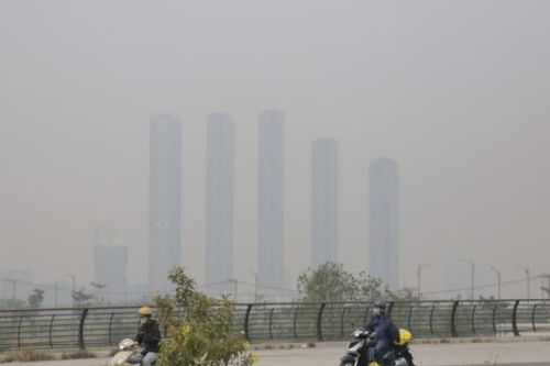 Nhiều tòa nhà ở TP.HCM 'mất tích' trong lớp mù dày đặc ngày cận Tết