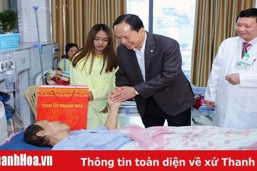 Bí thư Tỉnh ủy, Chủ tịch HĐND tỉnh Trịnh Văn Chiến thăm và chúc tết tại Bệnh viện Ung bướu và Công ty Điện lực Thanh Hóa