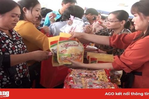 Hơn 300 triệu đồng cho công đoàn viên, người lao động tại phiên chợ mừng Đảng - mừng Xuân huyện Chợ Mới
