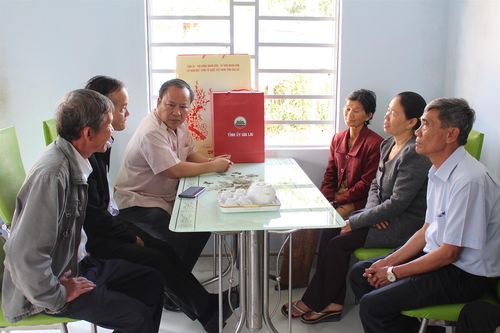 Phó Bí thư Tỉnh ủy Châu Ngọc Tuấn tặng nhà tình nghĩa cho hộ nghèo ở An Khê