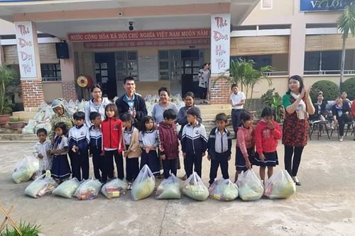 Trường Tiểu học Nay Đer trao 100 suất quà cho học sinh nghèo
