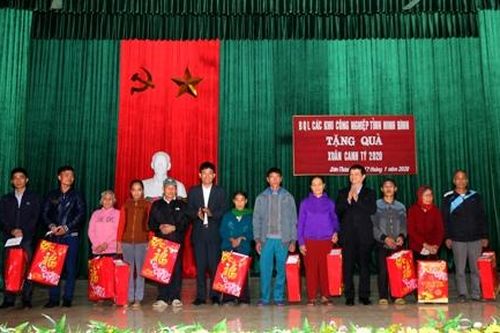 Ban quản lý các Khu công nghiệp tỉnh tỉnh tặng quà Tết cho hộ nghèo