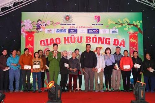 Tặng quà Tết cho 100% các hộ nghèo trên địa bàn thành phố Ninh Bình
