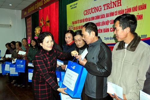 Tặng quà Tết cho đối tượng chính sách, gia đình hoàn cảnh khó khăn