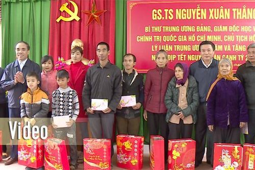 Giám đốc Học viện Chính trị Quốc gia Hồ Chí Minh tặng quà Tết hộ nghèo, gia đình chính sách xã Tân Tiến