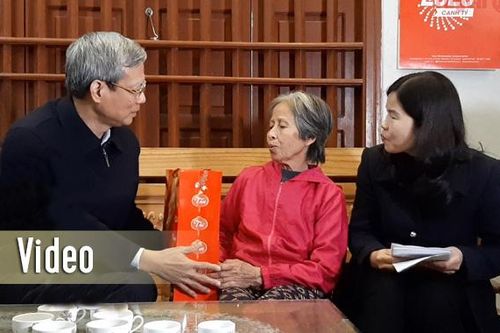 Đồng chí Chủ tịch UBND tỉnh tặng quà gia đình chính sách, người cao tuổi