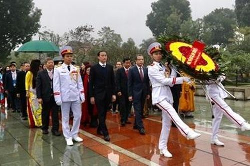 Kiều bào tiêu biểu vào Lăng viếng Chủ tịch Hồ Chí Minh