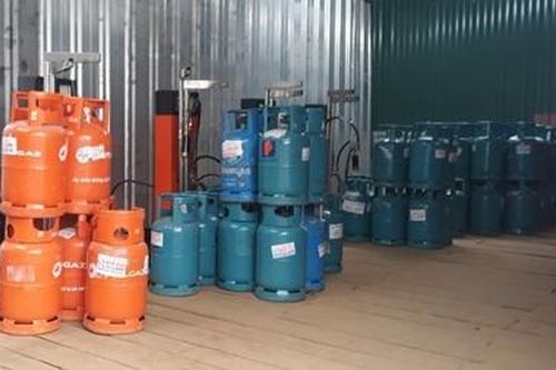 Quây tôn trên bãi đất trống san chiết gas trái phép quy mô lớn