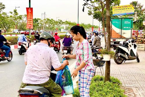 Hoa Tết ồ ạt xuống phố, TP.HCM rực rỡ sắc màu ngày cuối năm