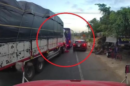 Xe tải đâm vào đuôi xe khách giữa đường
