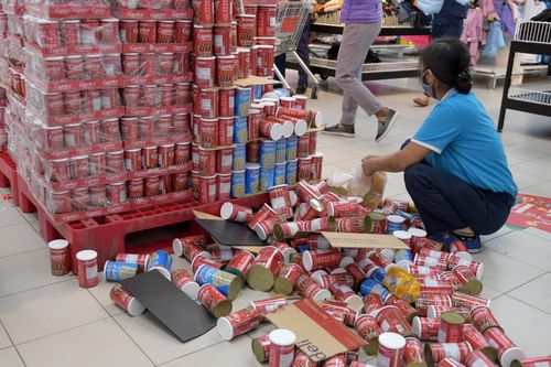 Chen lấn vét hàng siêu thị trong ngày chủ nhật cuối cùng trước Tết