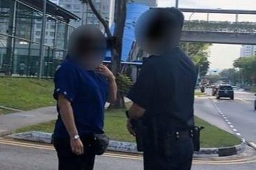 Tài xế Singapore báo cảnh sát vì vợ ngả đầu lên vai chồng trên xe