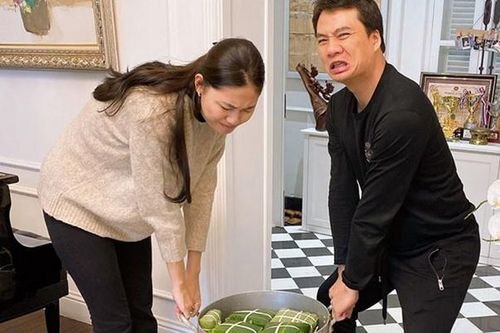 Á hậu Thanh Tú và chồng gói bánh chưng đón Tết