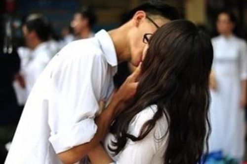 Điều gì xảy ra khi trẻ làm 'chuyện người lớn' trước 18 tuổi?