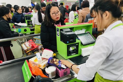 Người dân đổ vào siêu thị sắm Tết