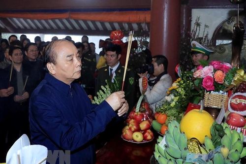 Dâng hương tưởng niệm Chủ tịch Hồ Chí Minh