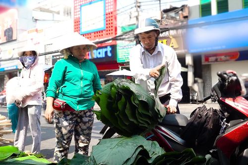 'Chợ' lá dong 'độc nhất' TPHCM - Nhộn nhịp ngày giáp tết