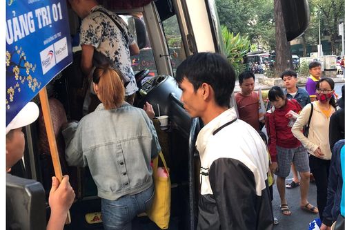 Chuyến xe sum vầy lăn bánh đưa thanh niên công nhân về quê đón tết