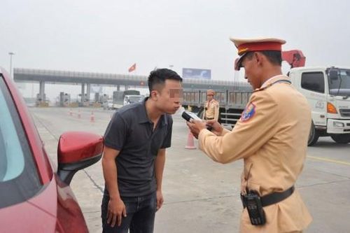 Tết này cảnh sát test nồng độ cồn tất cả tài xế đi trên cao tốc