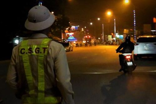 Thanh niên lạng lách qua mặt cảnh sát giao thông