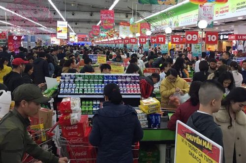 Rồng rắn xếp hàng vào siêu thị mua sắm Tết