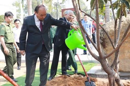 Thủ tướng Nguyễn Xuân Phúc kiểm tra công tác tại trường Đại học Nguyễn Huệ