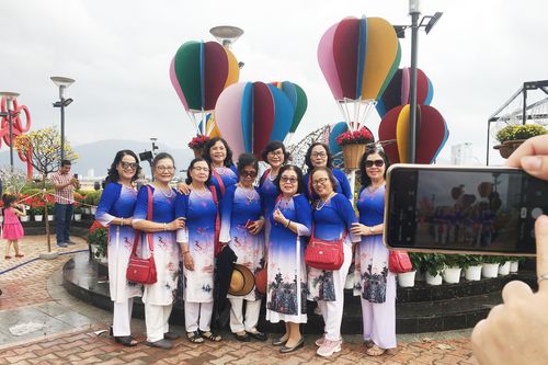 Đường hoa xuân Đà Nẵng hút nhiều 'hội bạn tóc bạc' đến sớm