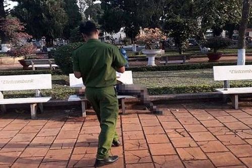 Tìm người thân nạn nhân tử vong trên ghế đá hoa viên