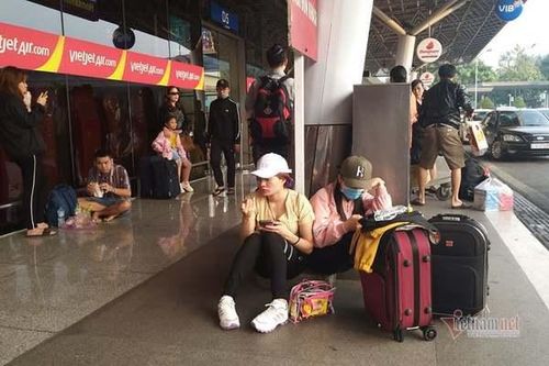 Máy bay 'tắc đường', trăm khách vạ vật ở Tân Sơn Nhất
