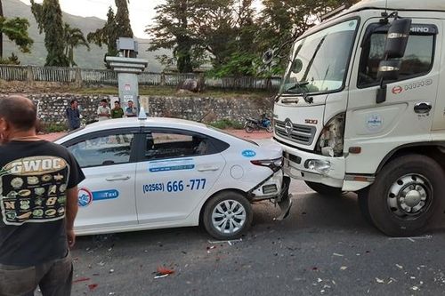 Xe tải và 2 xế hộp tông nhau 'dồn toa' trên quốc lộ 1D ở Bình Định