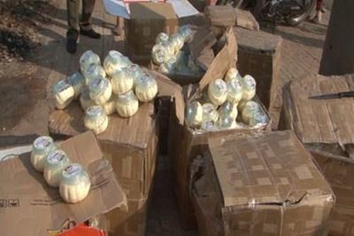 Truy tìm ôtô khách bỏ lại gần 1.000 sản phẩm mỹ phẩm và pháo lậu rồi bỏ chạy