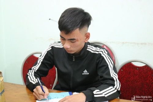 Ngụy trang 300 quả pháo nổ trong thùng hoa quả