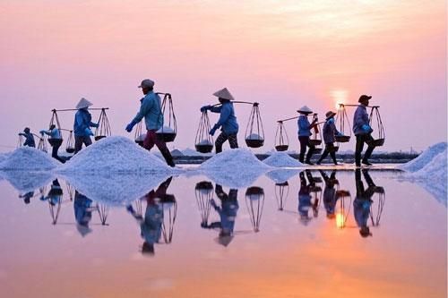 Ngắm 'mùa muối Việt' tuyệt đẹp trên National Geographic