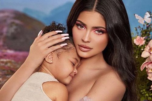 Mê mẩn trước nhan sắc 'xuất thần' của nữ tỷ phú Kylie Jenner cùng con gái, kéo đến clip hậu trường còn xuất sắc hơn!