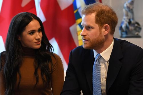 Khủng hoảng gia đình Hoàng gia Anh: Vợ chồng Hoàng tử Harry chính thức bỏ tước hiệu Hoàng gia