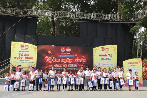 Tặng quà cho hơn 2.000 thiếu nhi khó khăn