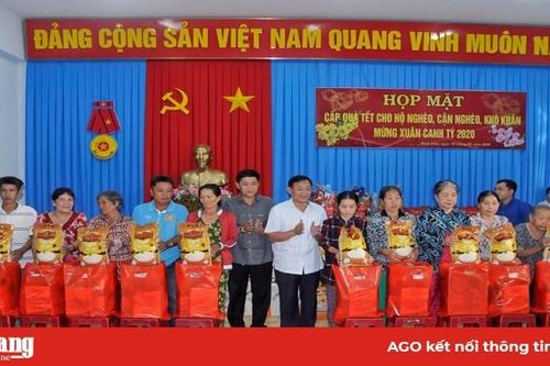 Hộ nghèo, cận nghèo, khó khăn phường Bình Đức được nhận quà Tết Canh Tý 2020