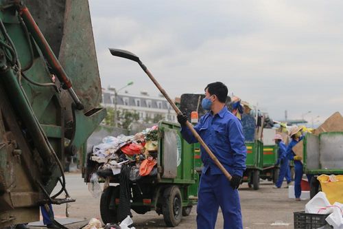 Công nhân vệ sinh môi trường tăng ca trong dịp tết